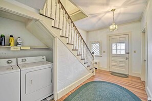 Interior - Apt on Vineyard Haven Near Nantucket Sound! (Vineyard Haven)