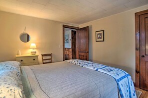 Cottage (2 Bedrooms) | 2 bedrooms, iron/ironing board, bed sheets