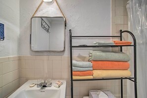 Cottage (2 Bedrooms) | Bathroom