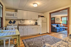 Cottage (2 Bedrooms) | Cuisine privée | Micro-ondes, four, plaque de cuisson, blender