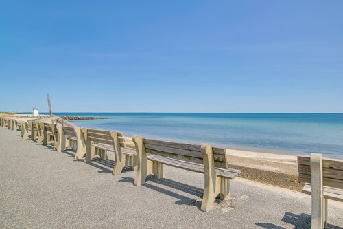 Breezy Oak Bluffs Condo - Steps to Inkwell Beach!