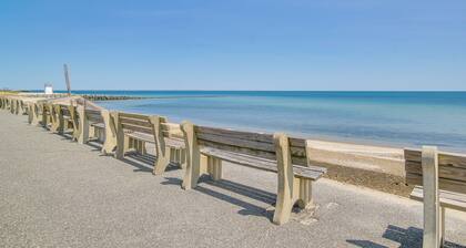 Breezy Oak Bluffs Condo - Steps to Inkwell Beach!