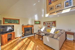 Interior - East Falmouth Home w/ Deck & Grill: 4 Mi to Beach! (East Falmouth)