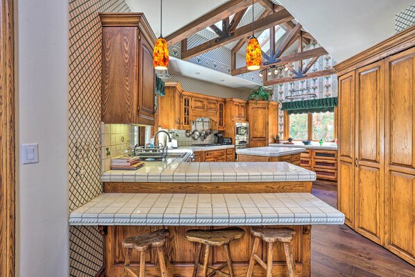 House (3 Bedrooms) | Interior - Ornate Lake Arrowhead Home With Deck (Lake Arrowhead)