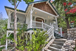 House (3 Bedrooms) | Interior - Ornate Lake Arrowhead Home With Deck (Lake Arrowhead)