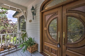 House (3 Bedrooms) | Interior - Ornate Lake Arrowhead Home With Deck (Lake Arrowhead)
