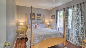 A four-poster bed with a patterned bedspread, bedside lamps, and artwork on the walls. - 'rockview House' 5 Mi to Joshua Tree Nat'l Park! (Joshua Tree)