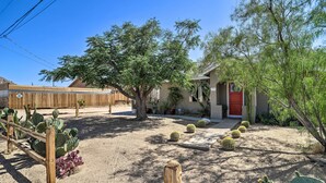 A desert garden with cacti and a wooden fence. - 'rockview House' 5 Mi to Joshua Tree Nat'l Park! (Joshua Tree)