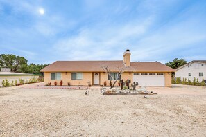 House (3 Bedrooms) | Interior - Updated Abode: 22 Mi to Joshua Tree National Park! (Morongo Valley)