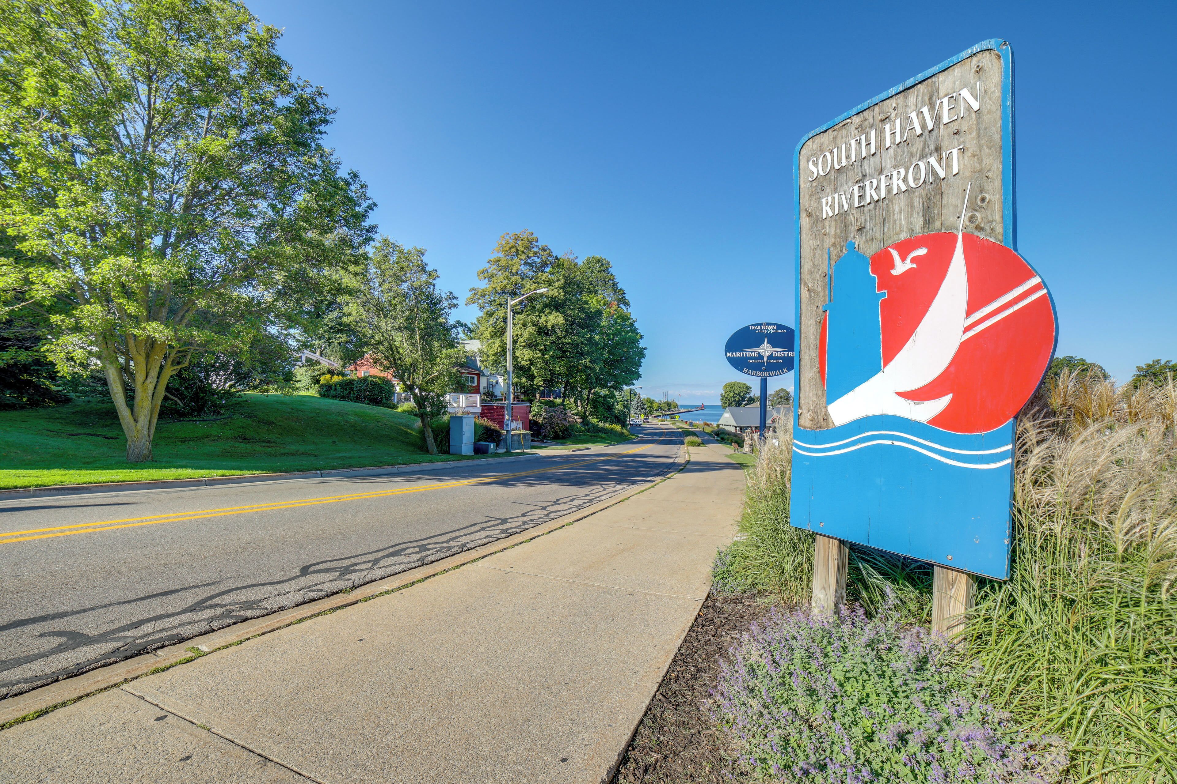 Señal de tráfico que indica el paseo marítimo del río South Haven, con un gráfico de un velero.