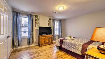 3 habitaciones, tabla de planchar con plancha y ropa de cama