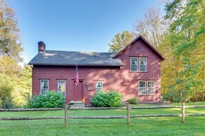 House (3 Bedrooms) | Interior - Tranquil 3 BR Stockbridge House w/ Private Deck! (South Lee)