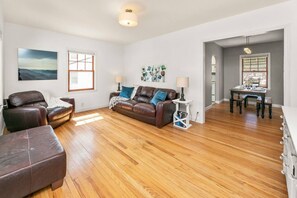 Smart-TV, Tischtennisplatte, BĂŒcher, Arbeitsbereiche