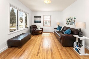 Téléviseur connecté, table de ping-pong, livres, bureau