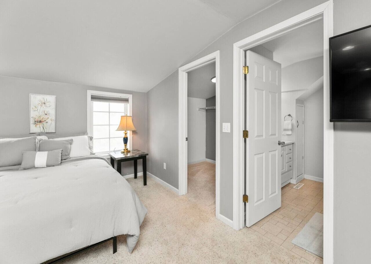 3 bedrooms, desk, iron/ironing board, travel crib