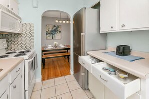 KĂŒhlschrank, Mikrowelle, Ofen, Herdplatte