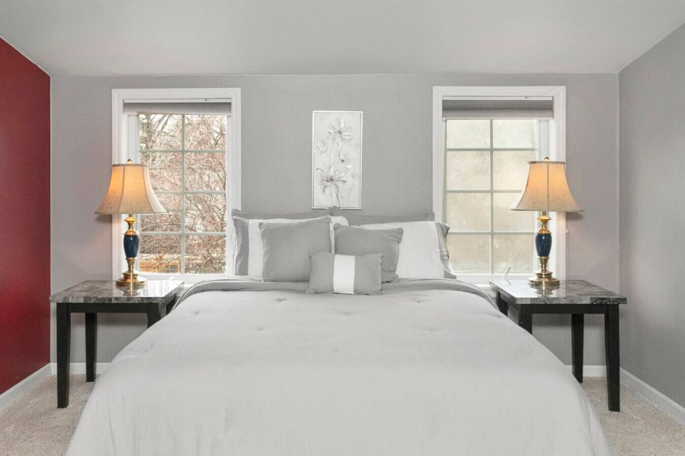 3 soverom, skrivebord, strykejern/-brett og reiseseng for barn