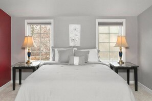 3 Schlafzimmer, Schreibtisch, Bügeleisen/Bügelbrett, Reisekinderbett