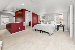 3 sovrum, skrivbord, strykjärn/strykbräda och resesäng