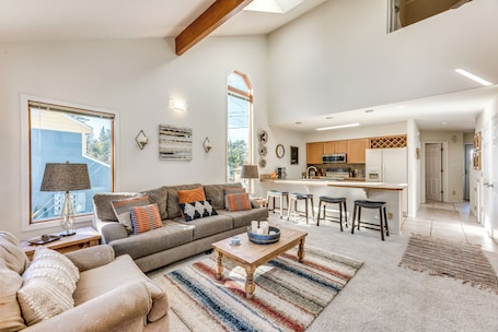 Fachada de la propiedad. Bright Townhome - 1 Mile to Downtown Cloudcroft