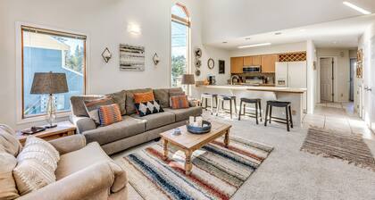 Bright Townhome - 1 Mile to Downtown Cloudcroft