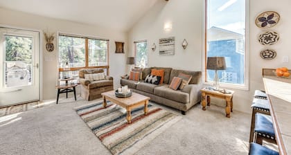 Bright Townhome - 1 Mile to Downtown Cloudcroft