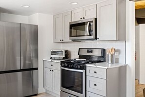 Geladeira, micro-ondas, fogão, cooktop