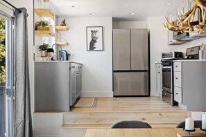 Geladeira, micro-ondas, fogão, cooktop