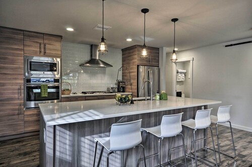 Sleek Riverfront Condo on Pier in Downtown Astoria