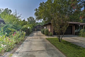House (2 Bedrooms) | Interior - Private Modern Entertainment Getaway (Anderson)