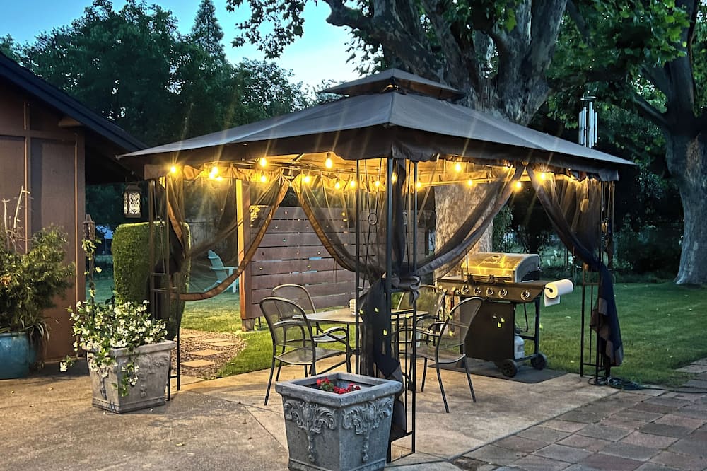 Private Modern Entertainment Getaway - Paynes Creek, CA
