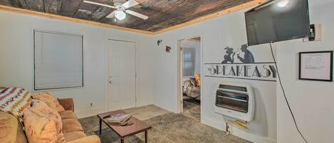 Cottage (2 Bedrooms) | Living area