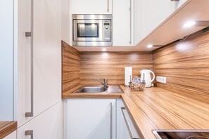 Een koelkast, een magnetron, een oven, een kookplaat