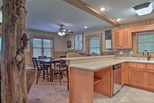 Guntersville Cabin w/ Fire Pit & Covered Porch