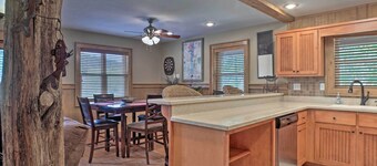 Guntersville Cabin w/ Fire Pit & Covered Porch