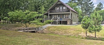 เคบินในกันเตอร์สวิลล์พร้อมเตาไฟและระเบียงมีหลังคา