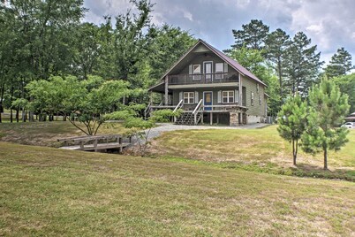 Guntersville Cabin w/ Fire Pit & Covered Porch