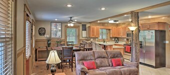 Guntersville Cabin w/ Fire Pit & Covered Porch