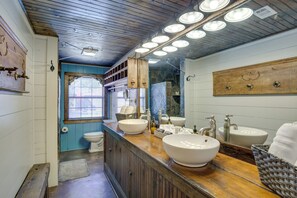 A bathroom with wooden vanity, two sinks, a window, and a mirror. - Angler's Cabin: Direct Lake Fork Access, By Marina (Alba)