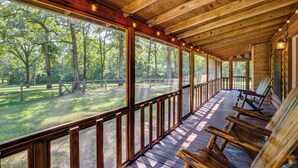 A wooden deck with a view of a forest. - Angler's Cabin: Direct Lake Fork Access, By Marina (Alba)