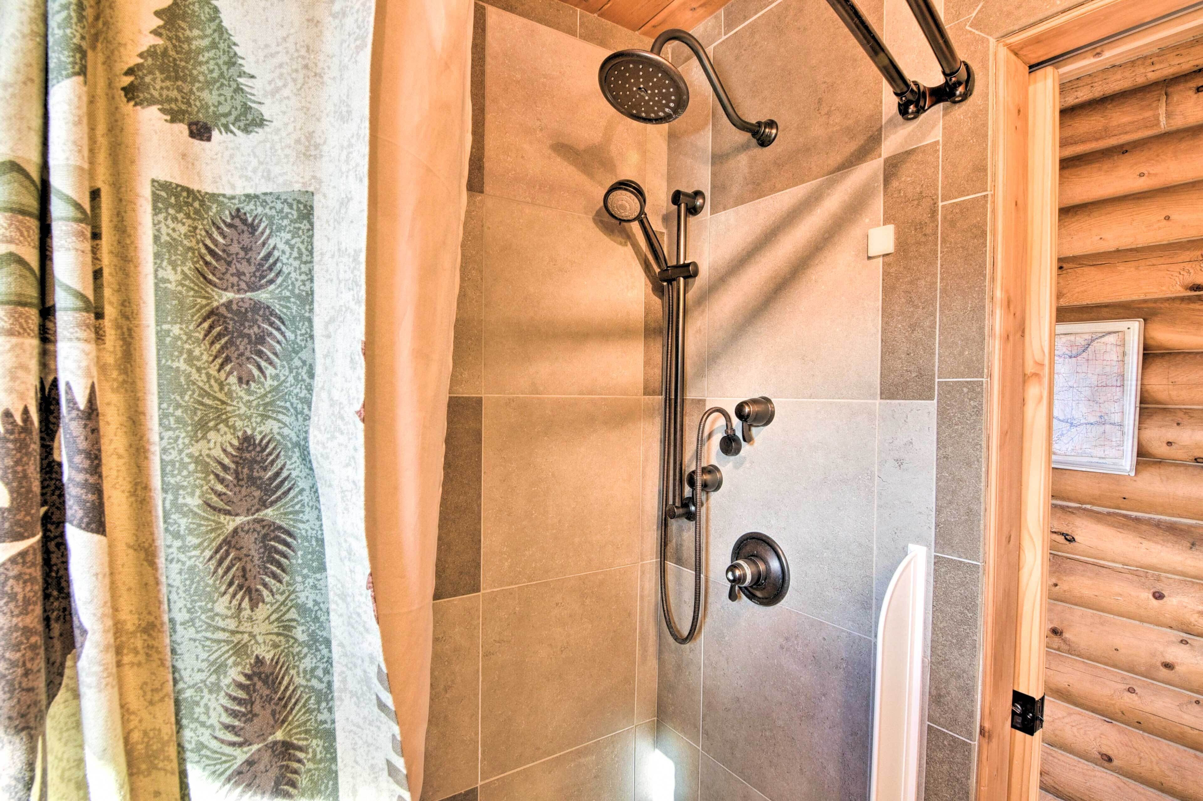 Een douche met regendouche, handdouche en een handmatige massagekop.