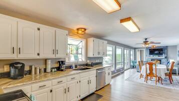House (4 Bedrooms) | Interior