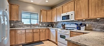 Gold Beach Townhome With Ocean Views & Sunroom!