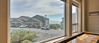 Gold Beach Townhome With Ocean Views & Sunroom!