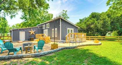 Pet-friendly Cottage, 3 Blocks to Main St!