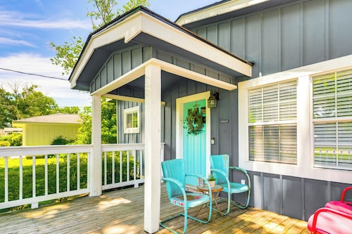 Pet-friendly Cottage, 3 Blocks to Main St!