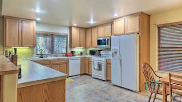 House (4 Bedrooms) | Private kitchen | Microwave, oven, stovetop, dishwasher