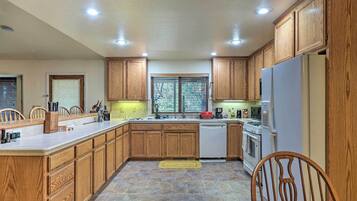 House (4 Bedrooms) | Private kitchen | Microwave, oven, stovetop, dishwasher