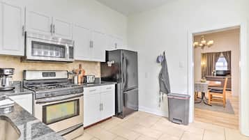House (3 Bedrooms) | Private kitchen | Microwave, oven, stovetop, coffee/tea maker