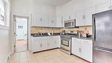 House (3 Bedrooms) | Private kitchen | Microwave, oven, stovetop, coffee/tea maker